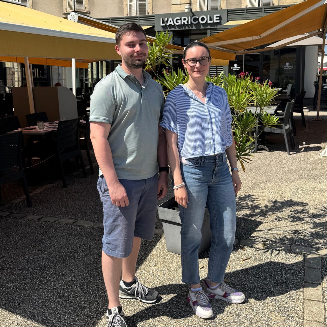Flavien Thibault et Sandra Daviau devant L'Agricole à Nevers, adhérents du collectif Baresto